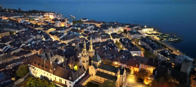 Vue aérienne de nuit de la ville de Neuchâtel
