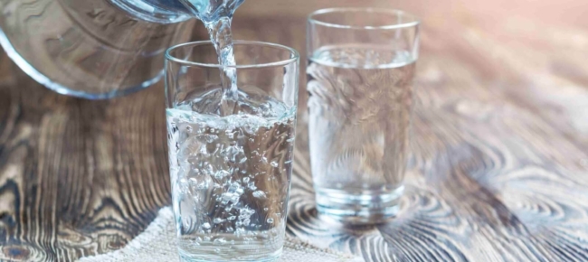 Carafe qui rempli un verre d'eau